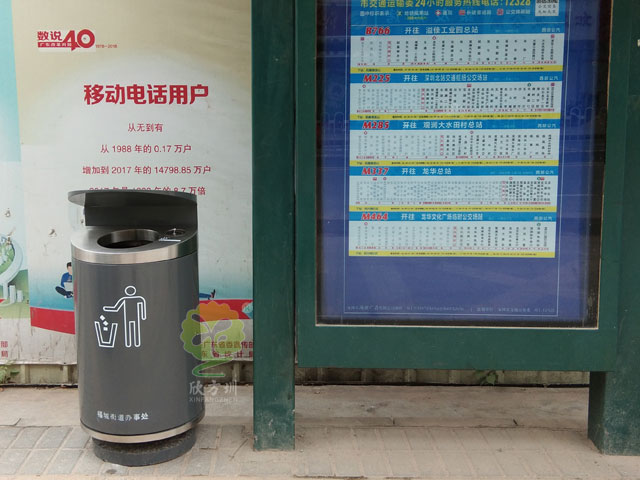 市政道路其他垃圾收集容器-其他垃圾桶户外公交站摆放实景图