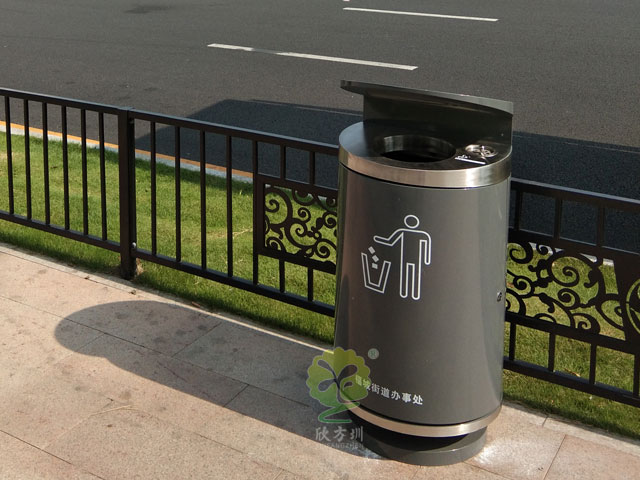 市政道路其他垃圾收集容器-其他垃圾桶户外马路摆放实景图