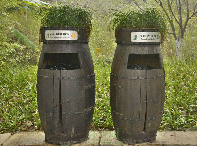自发捐公园户外垃圾桶体现全民环保意识提升