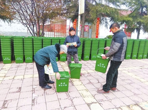 政府花钱买垃圾桶村干部送到家