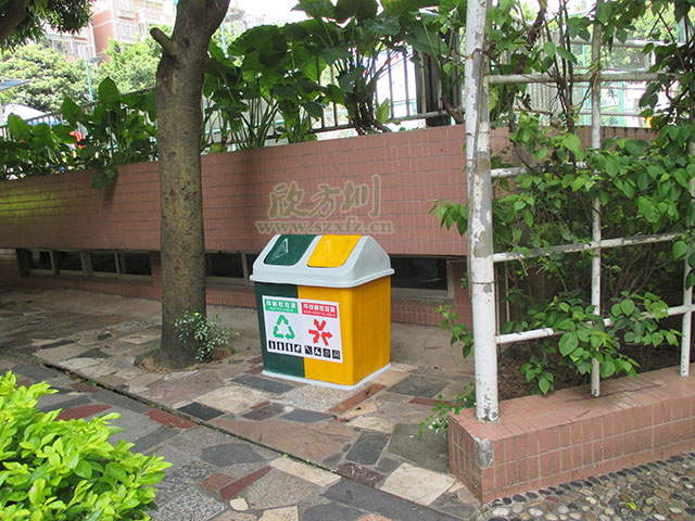 华体会com
玻璃钢垃圾桶 给香格里拉街道增添一丝趣意
