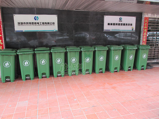 华体会com
脚踏式垃圾桶 让深圳梅林村居民更便利