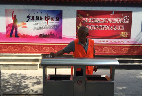 老环卫工趴在果皮箱休息 感动朋友圈