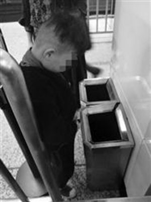 网友曝地铁不文明行为 小男孩往垃圾箱里小便