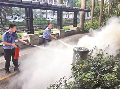 路边垃圾桶起火 宝安警方及时扑灭获赞