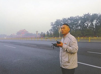 广场环卫工人24小时不离岗 自称“移动果皮箱”