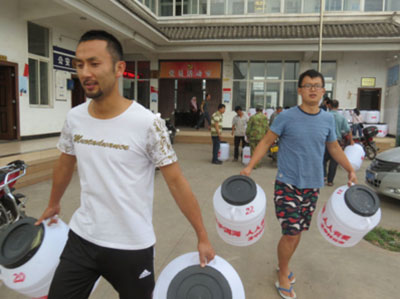 大理市芝华村免费给屠宰户发放塑料垃圾桶