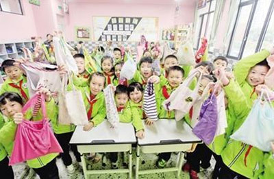 重庆一学校无垃圾桶 每个学生书包都携带环保袋