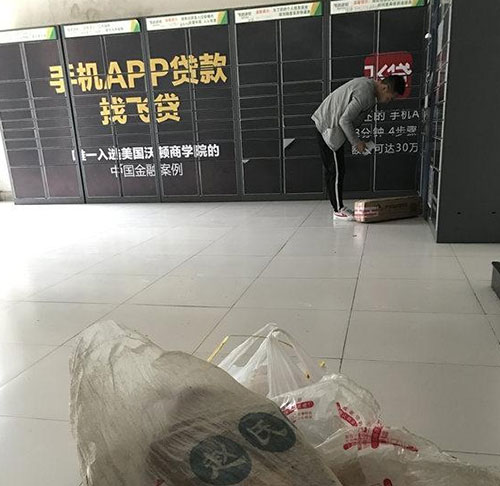 小区垃圾桶常被快递垃圾塞满 清洁工抱怨垃圾成堆