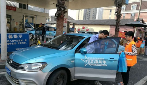 对车窗抛物说不！长沙环卫局免费发放2000个车载垃圾桶