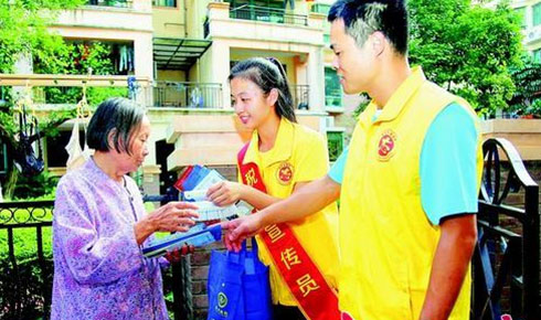 惠州市民卫生意识增强 不断增设垃圾桶