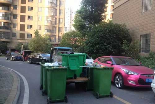 移动垃圾桶变身“列车” 小区师傅收集垃圾有高招