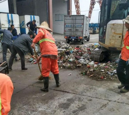 夫妻误扔5万货款 环卫工垃圾桶里寻回