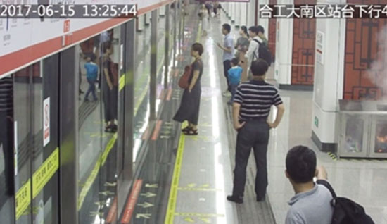 合肥轨道交通开出首张罚单 男子抽烟点燃垃圾桶