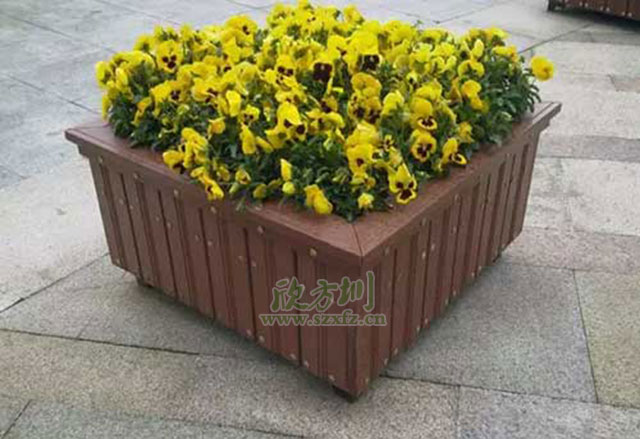 华体会com
木质花箱 妆点昆明花城