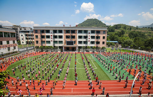 这家小学一个垃圾桶都没有