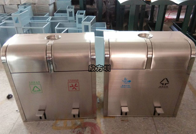 脚踏式不锈钢分类垃圾桶厂家批量生产图