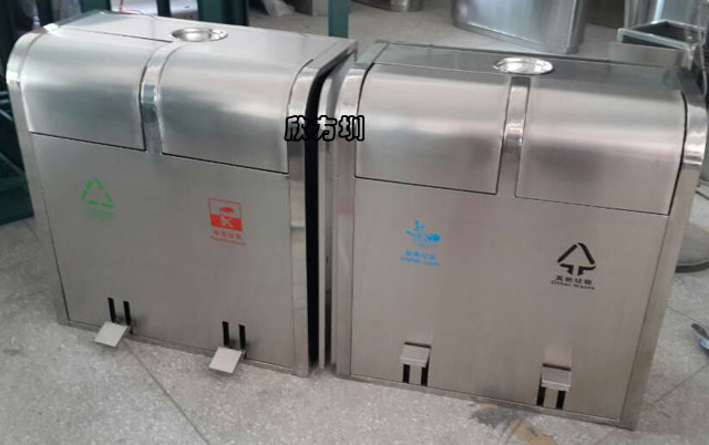 脚踏式不锈钢分类垃圾桶厂家批量生产图