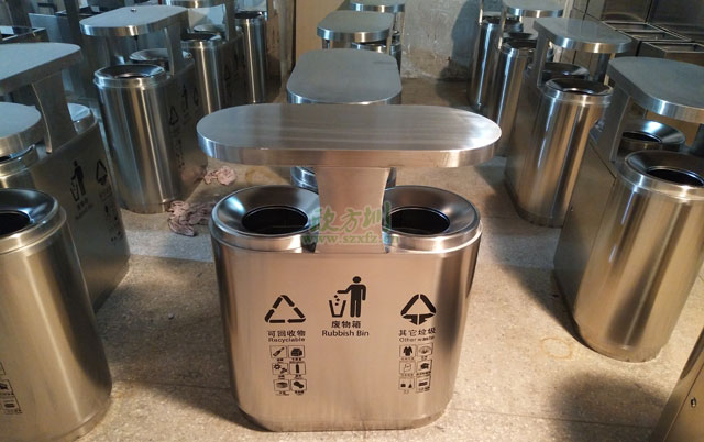 不锈钢地铁商场分类垃圾桶-华体会com
地铁垃圾桶定制