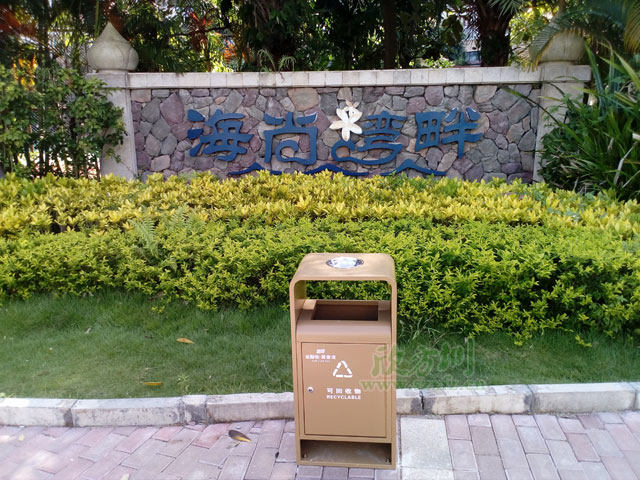巽寮湾户外单桶钢制垃圾桶摆放图
