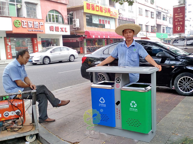 街道户外铁垃圾桶华体会com
厂家现场安装图