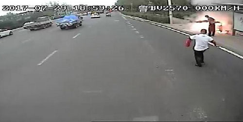 垃圾桶自燃 公交司机见义勇为紧急灭火