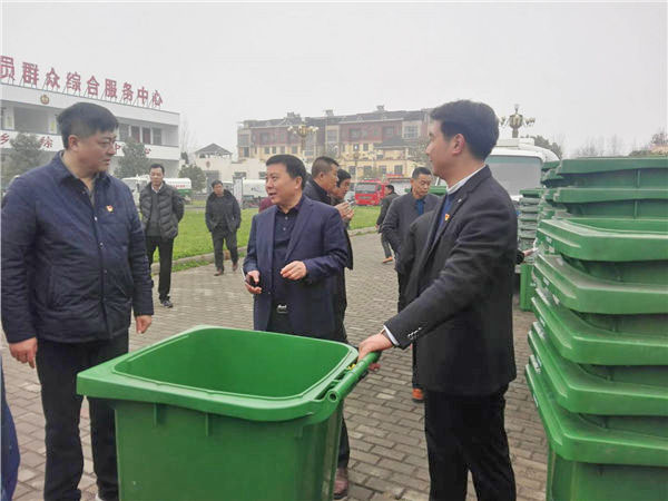 塑料垃圾桶投放河南郏县推进美丽乡村环境建设