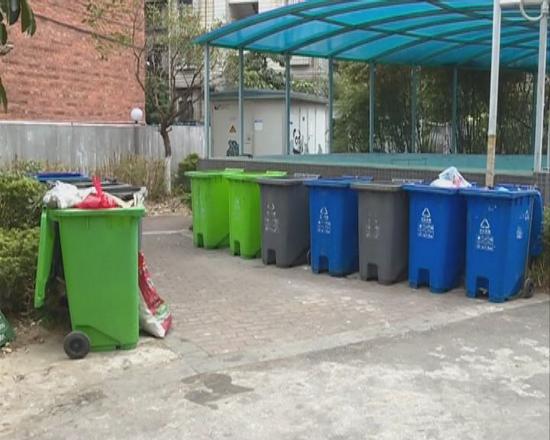 广西柳州市场垃圾桶外来人丢垃圾要罚款