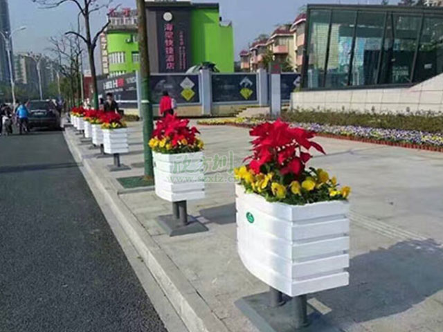 华体会com
塑木花箱 让鲜花永驻昆明