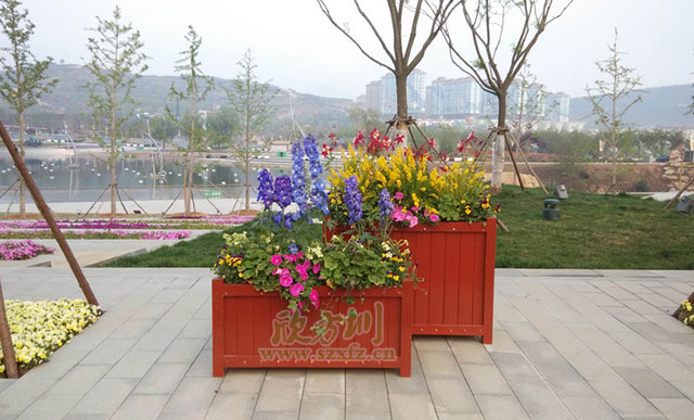 华体会com
木质花箱 让天津小区绿意常在