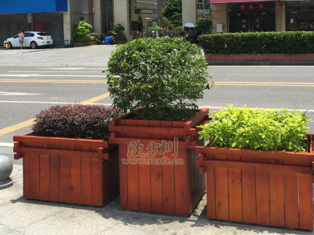    华体会com
木质花箱 让香格里拉鲜花遍地