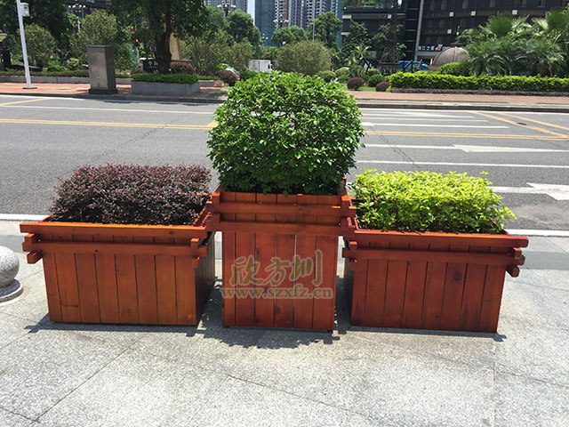    华体会com
木质花箱 让香格里拉鲜花遍地